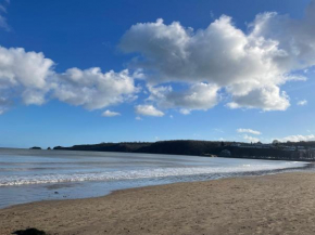 Stylish Saundersfoot 2-Bed Seaview Apartment, Balcony & Parking